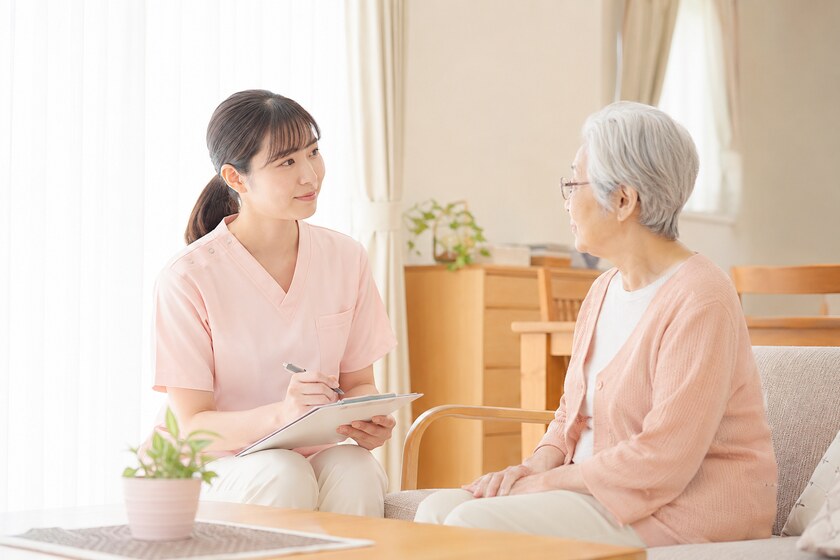 正社員看護師が訪問先で落ち着いて業務にあたっている様子
