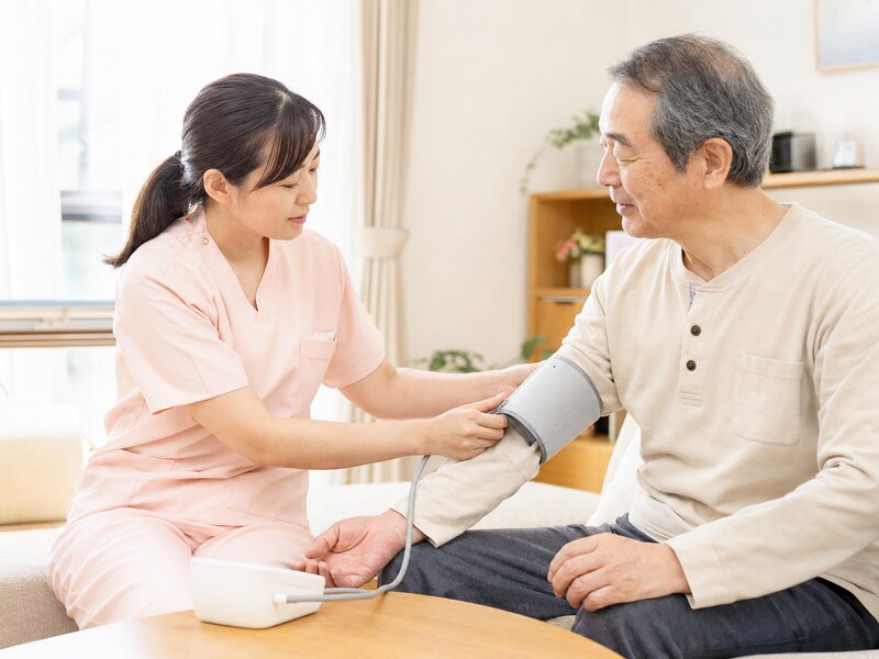 看護師が利用者の健康状態を確認している様子