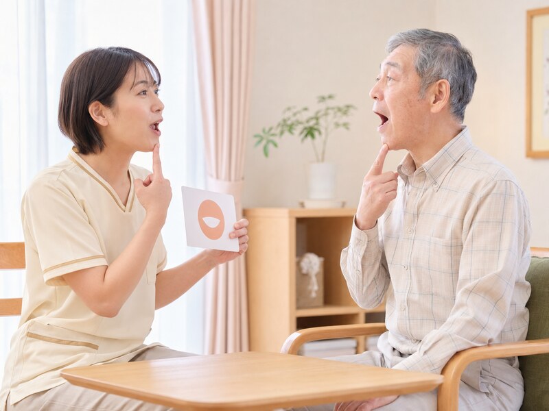 言語聴覚士が利用者と発声練習やコミュニケーションをしている様子