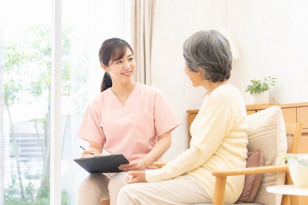 正社員看護師が訪問先で落ち着いて業務にあたっている様子