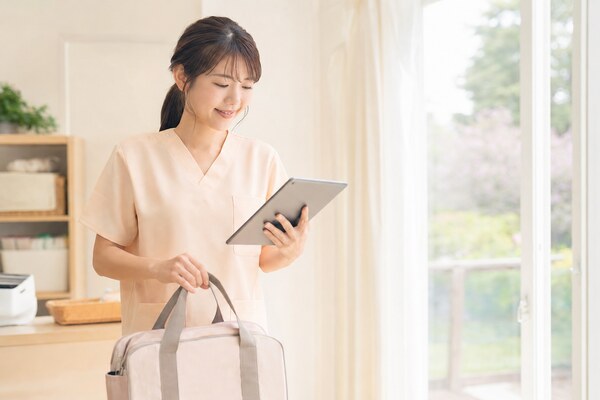 非常勤看護師が柔軟な時間帯で訪問準備をしている様子