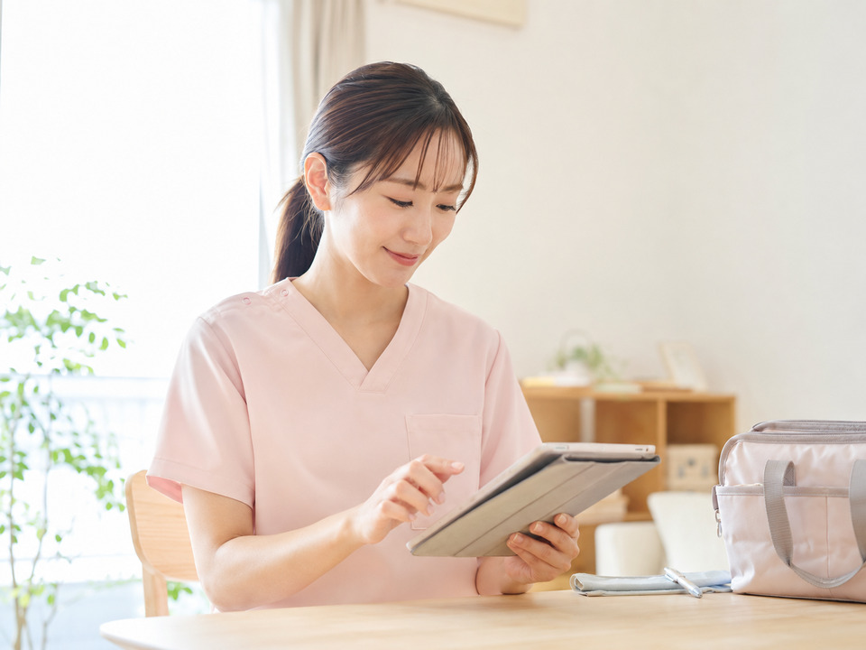 訪問看護師が落ち着いた表情で自分らしい働き方をしている様子